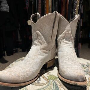 soft and luxurious western boots genuine leather 7.5 cream color